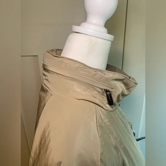 Tumi Men’s Rain Jacket Size XL Beige Color